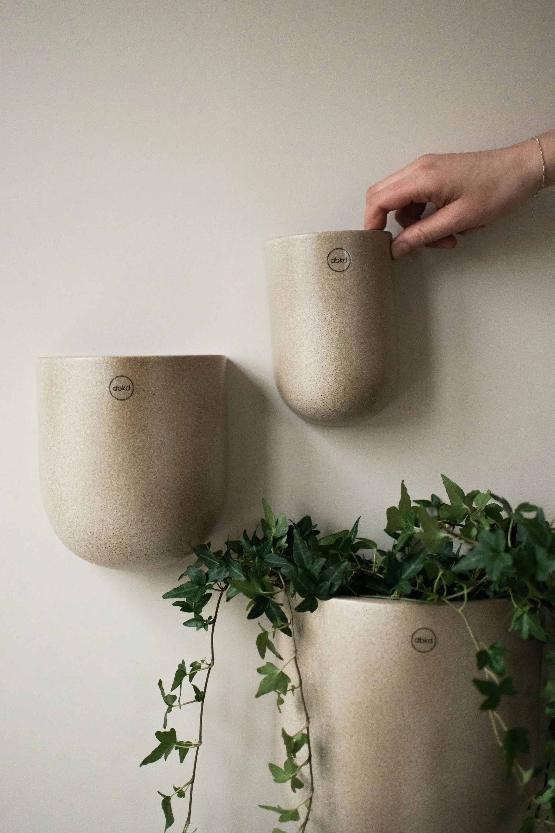 Wandhängender Blumentopf beige
