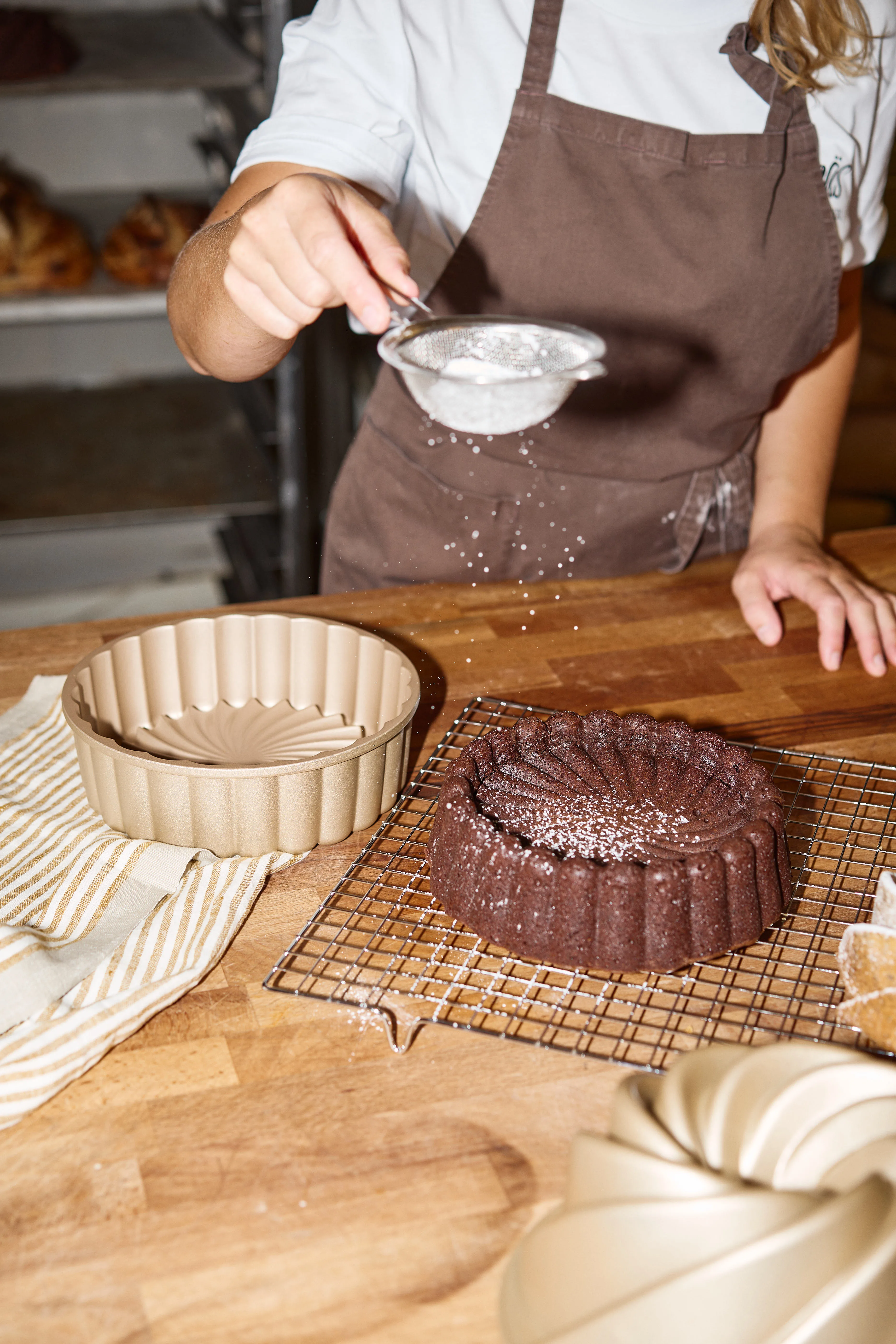 Daisy cake mold nonstick from Nordwik - NordicNest.com